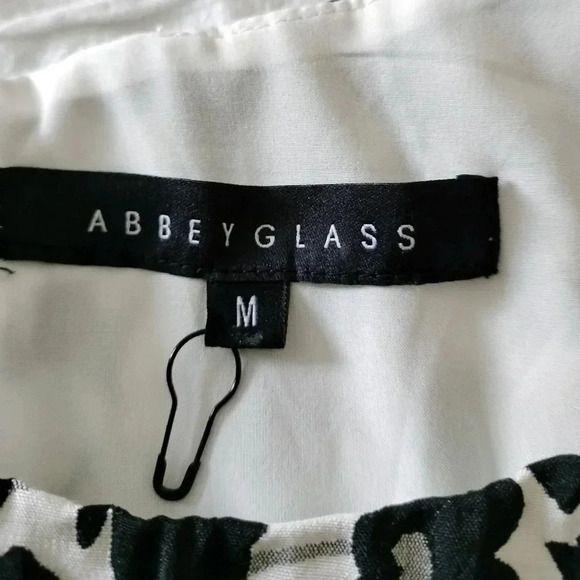 Abbey Glass Sz Medium Black  White Floral Cap Flutter Sleeves Belted Dress NWOT - Picture 7 of 8